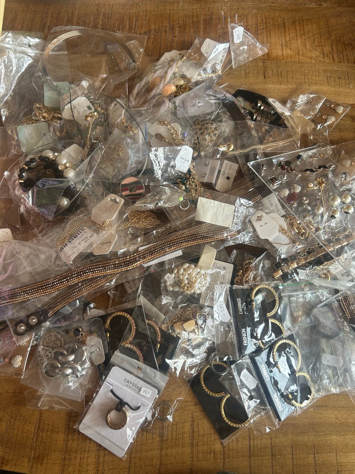 Partij van ruim 90 sieraden, diverse soorten en materialen, Overige materialen, Overige kleuren, Nieuw, Ophalen of Verzenden