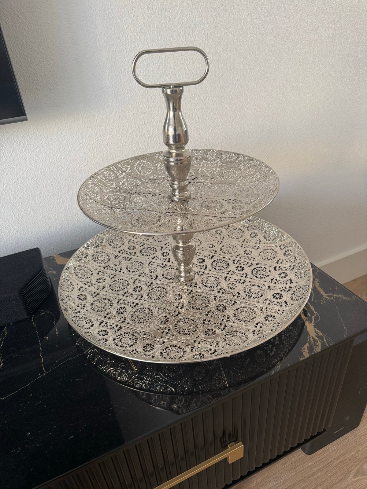 Zilverkleurige etagere met 2 lagen - Gebruikt, Ophalen, Gebruikt, Decoratieve rand, Rond