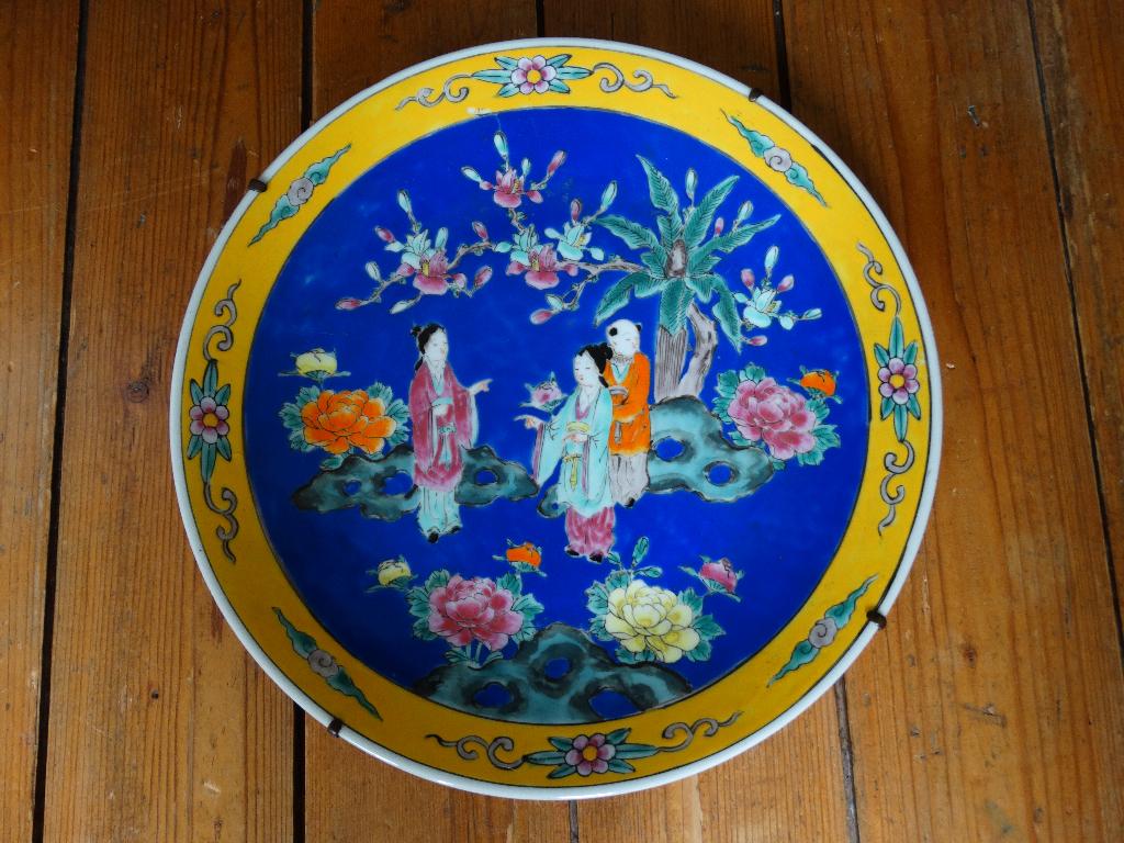 Porseleinen bord met 2 dames en 1 heer blauw geel 31 cm, Ophalen