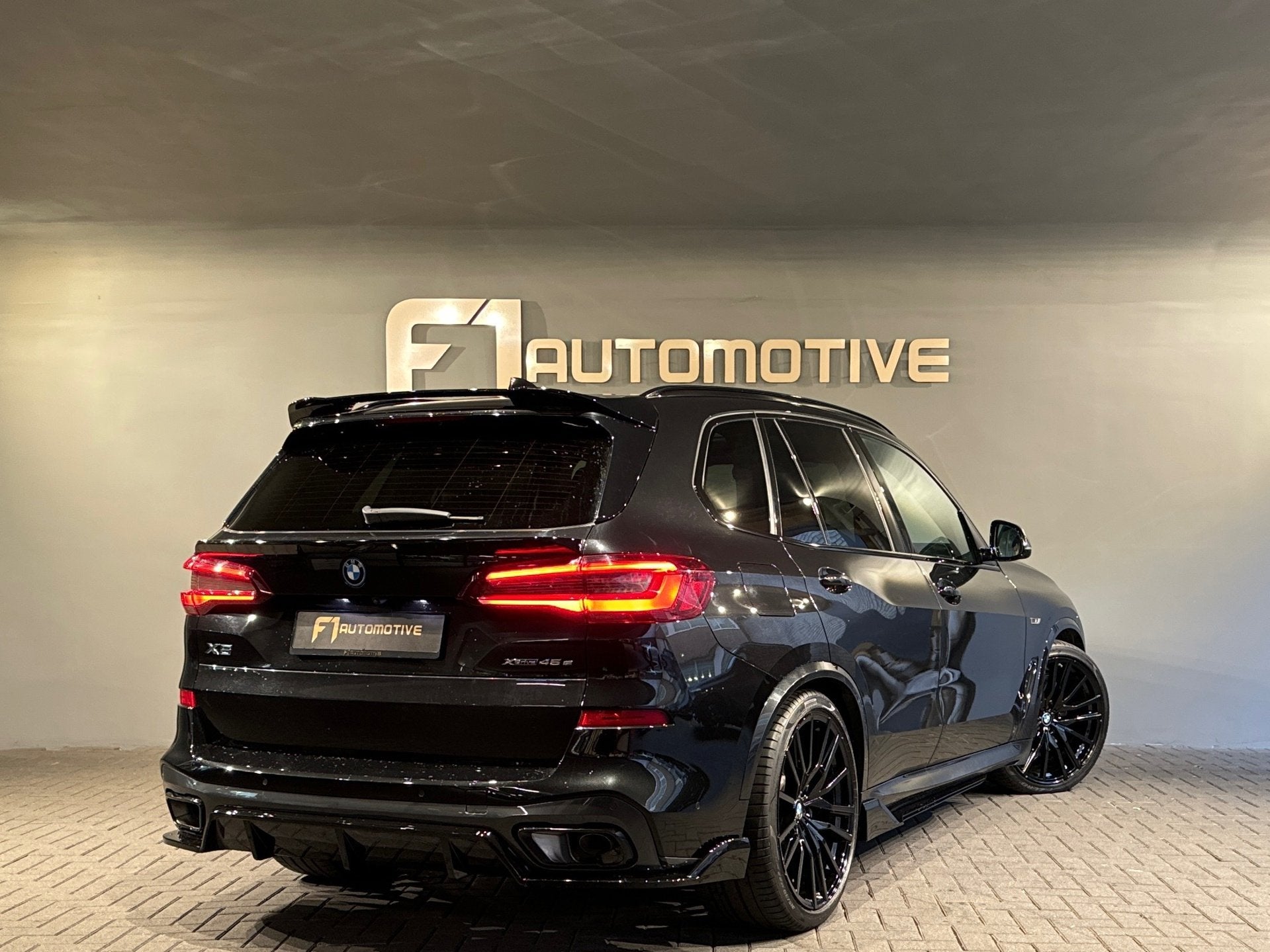 BMW X5 XDrive45e M Sport Pano|M Seat|Massage|Memory|Trekhaak, Dealer onderhouden, Gebruikt, Zwart, Vierwielaandrijving