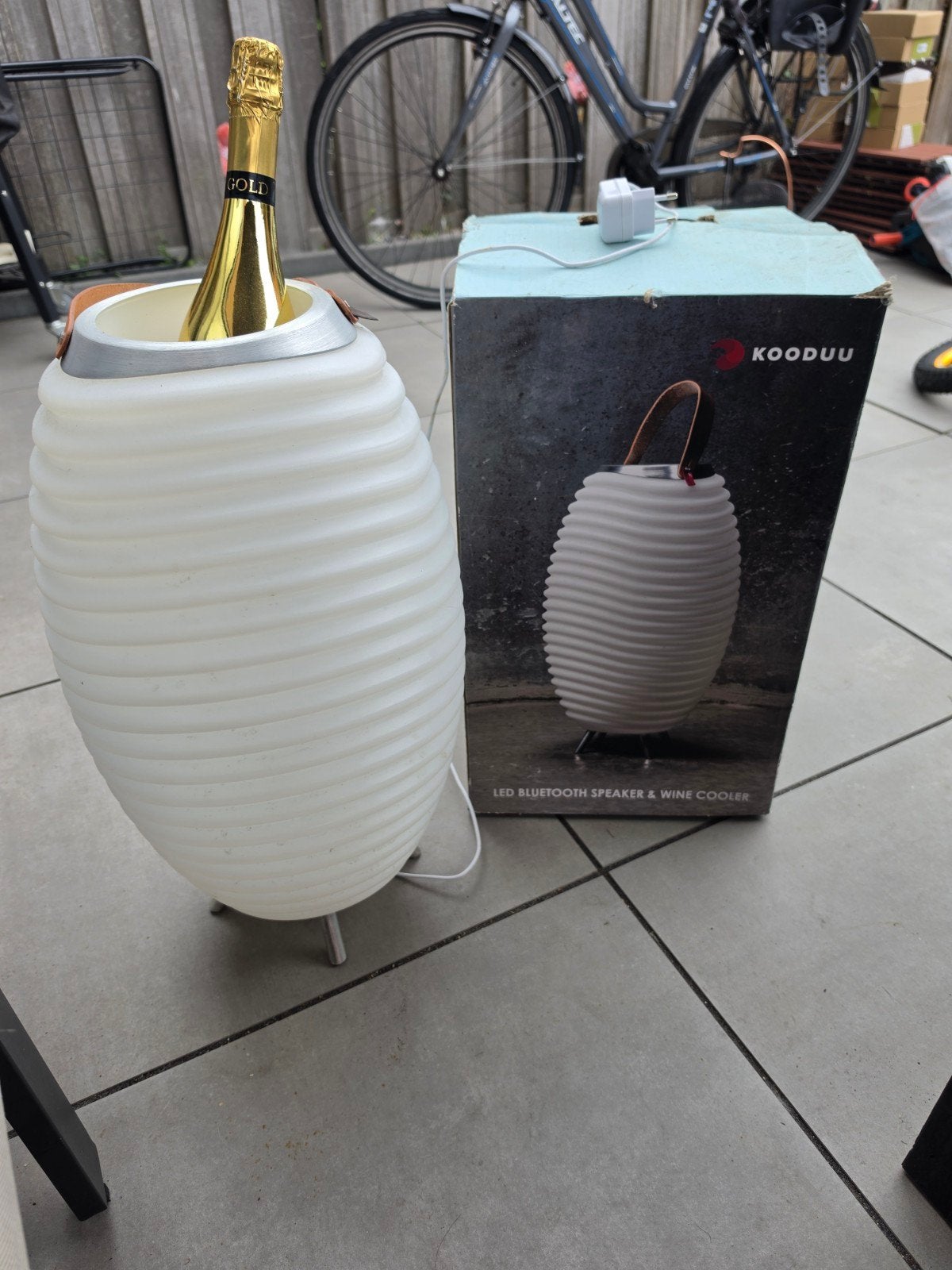 Kooduu Lite-Up Play LED Bluetooth Speaker & Wijnkoeler, Huis en Inrichting, Woonaccessoires | Overige, Nieuw, Kunststof, Wit, Modern