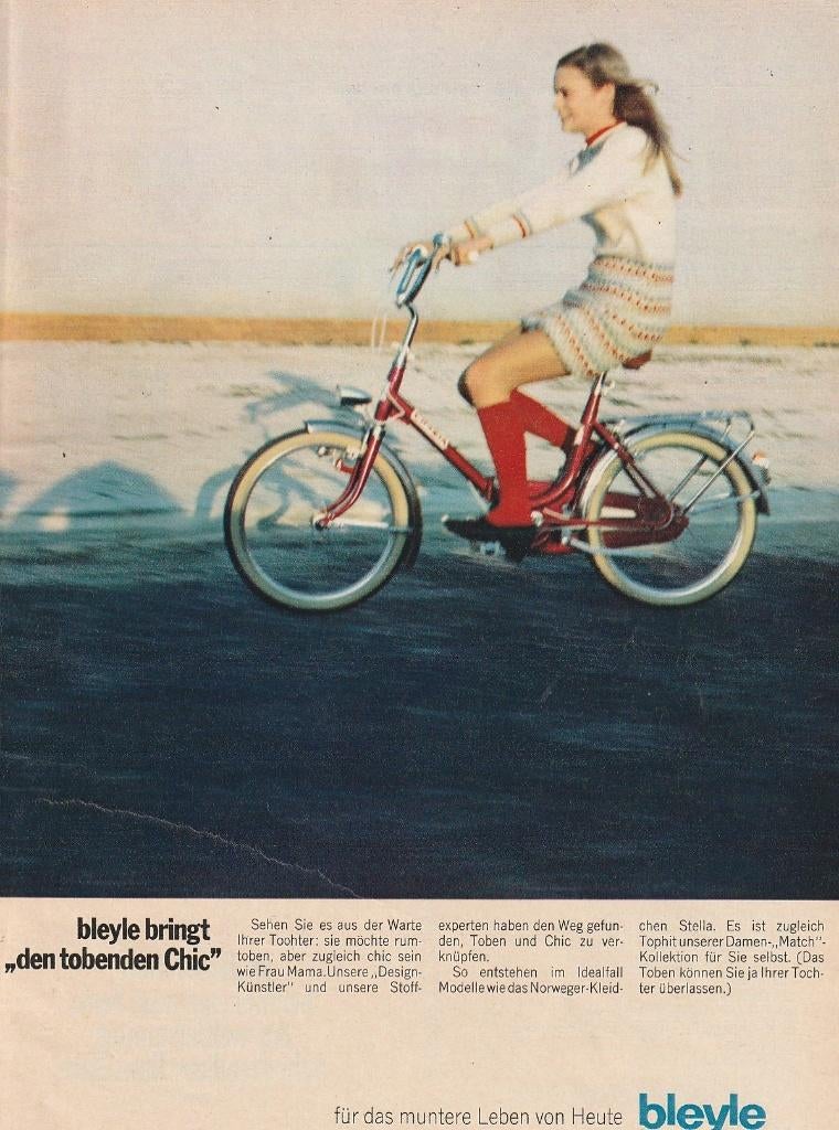 Retro reclame 1969 Bleyle kindermode meisje op fiets, Verzenden, Overige typen