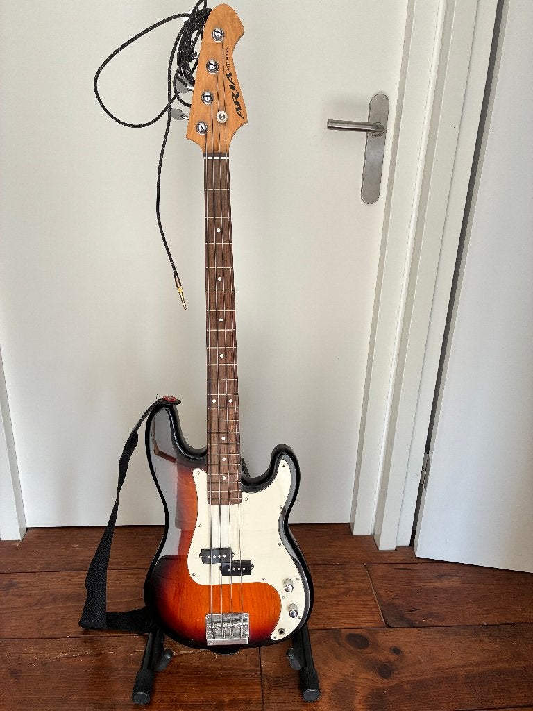 aria basgitaar STB-series met gitaarhouder, Ophalen, Zo goed als nieuw, Elektrisch
