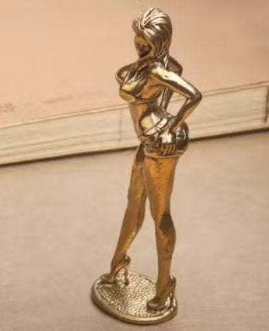 Massief messing beeldje Sexy meisje staand (10.5cm hoog)
