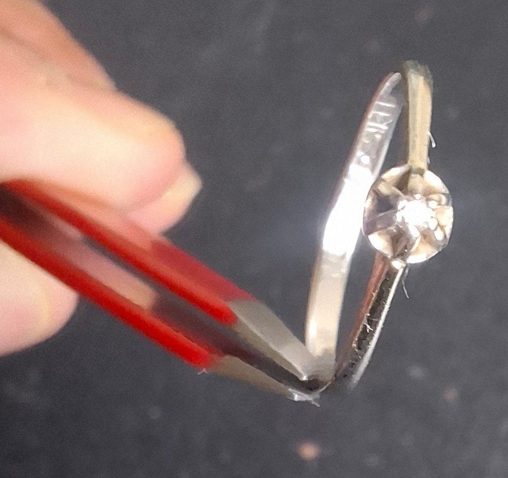 Gouden Desirée solitaire ring met diamant, Sieraden, Tassen en Uiterlijk, Ophalen of Verzenden, Zo goed als nieuw, Dame