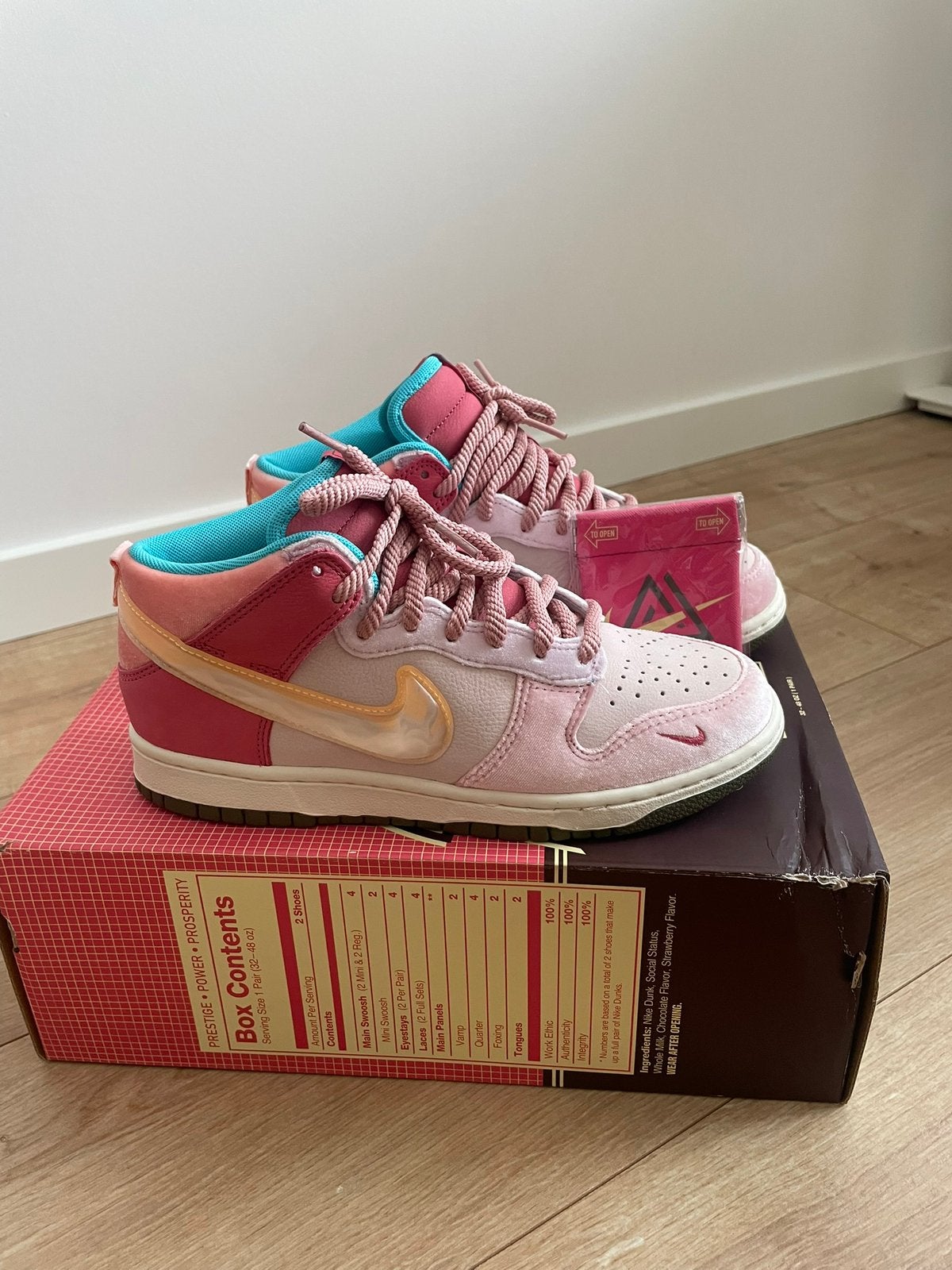 Nike dunk mid social status strawberry milk, Ophalen of Verzenden, Nieuw, Overige kleuren, Sneakers of Gympen