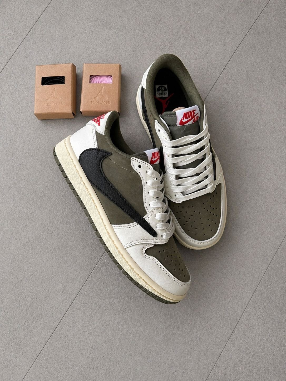 Nike Air Jordan 1 Low Travis Scott Medium Olive, Kleding | Heren, Ophalen of Verzenden, Nieuw, Overige kleuren, Sneakers of Gympen
