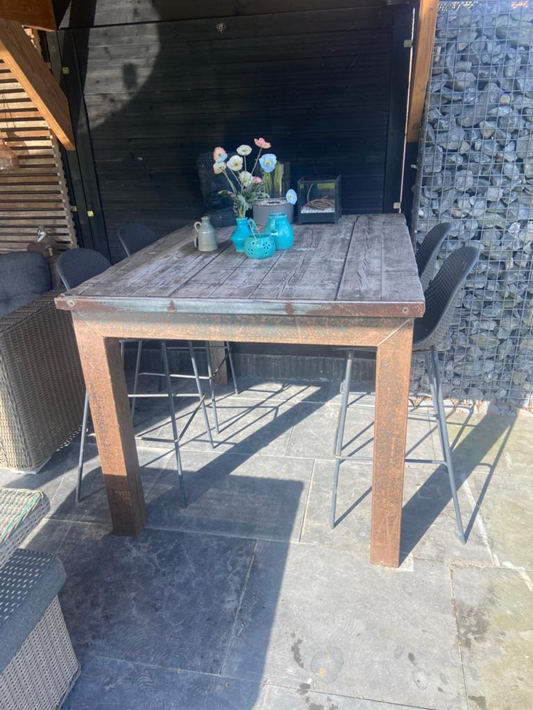 4 barkrukken. Robuuste bartafel  . Tuinmeubelen, Ophalen of Verzenden, Gebruikt, Rechthoekig, Hout