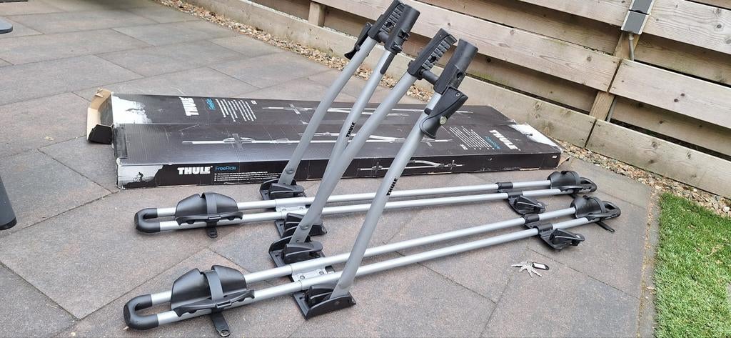 Thule FreeRide 532 (2x) (GERESERVEERD), Auto diversen, Fietsendragers, Zo goed als nieuw, Dakdrager, 1 fiets, Ophalen