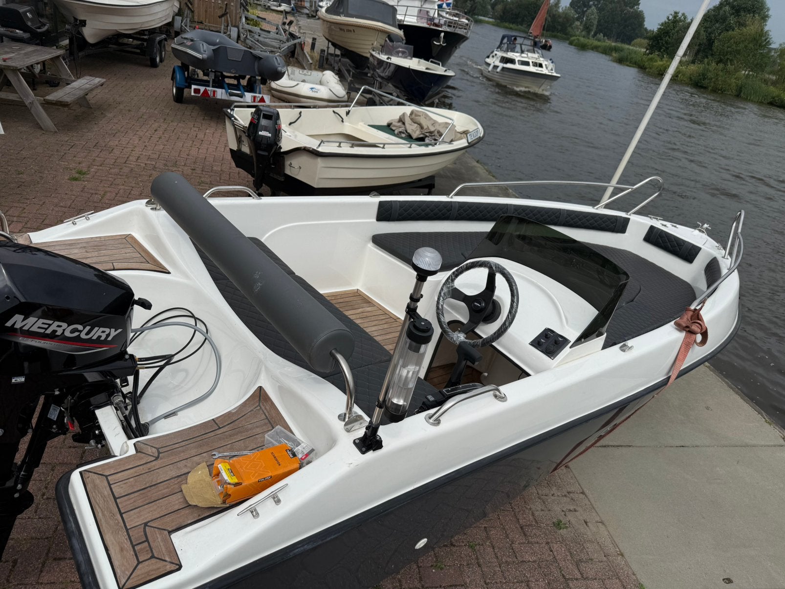 Geheel nieuw set Consoleboot Mercury 15 pk Kanteltrailer, Watersport en Boten, Vis- en Consoleboten, Ophalen, Elektrische start