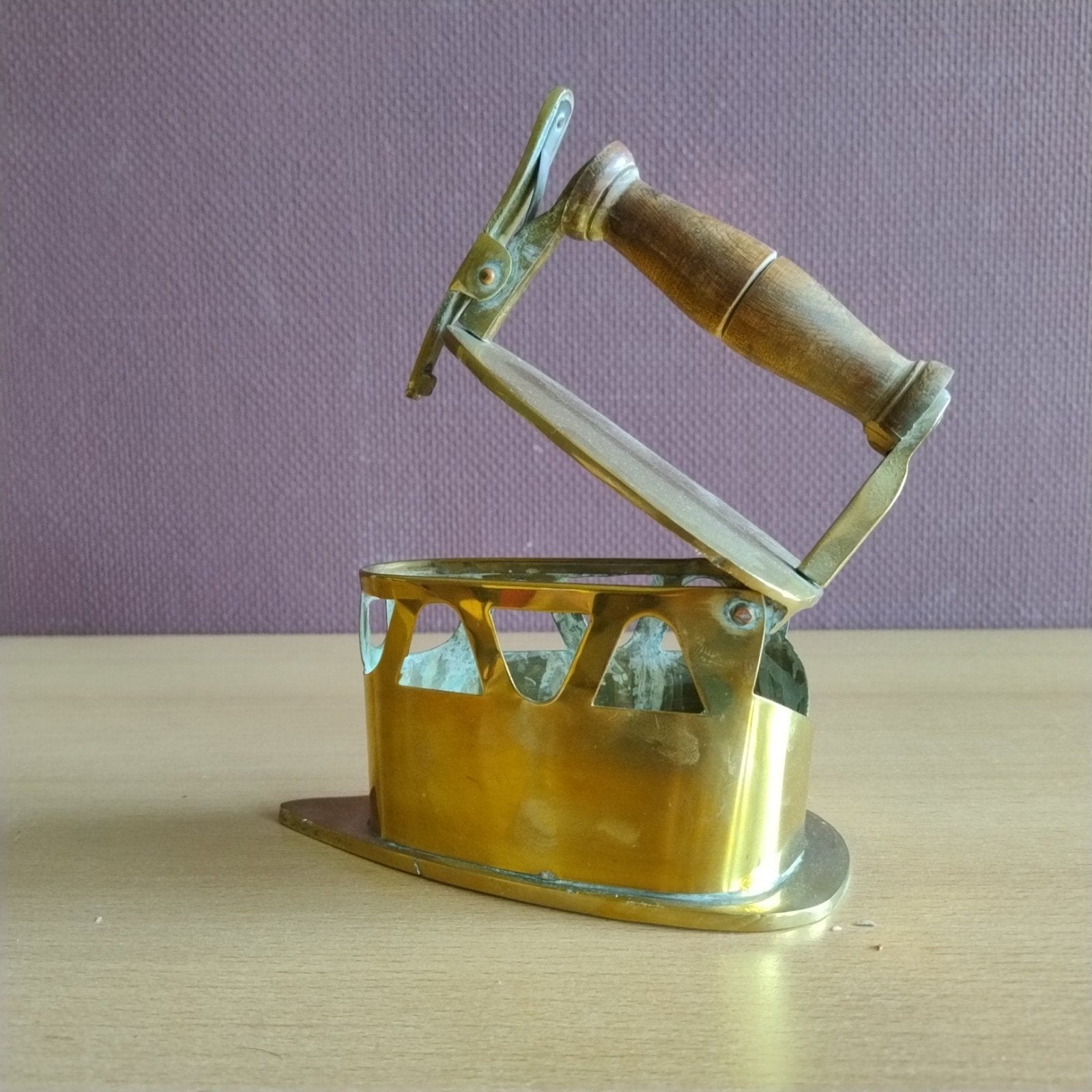 Antiek messing strijkijzer met houten handvat, Antiek en Kunst, Ophalen