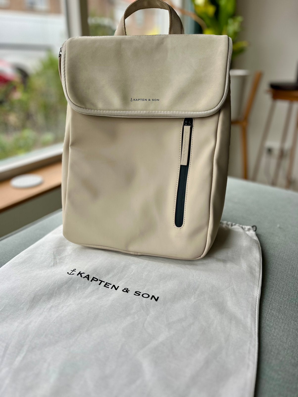 Kapten & Son rugtas Fyn small sandstone, Sieraden, Tassen en Uiterlijk, Tassen | Rugtassen, Ophalen of Verzenden, Zo goed als nieuw