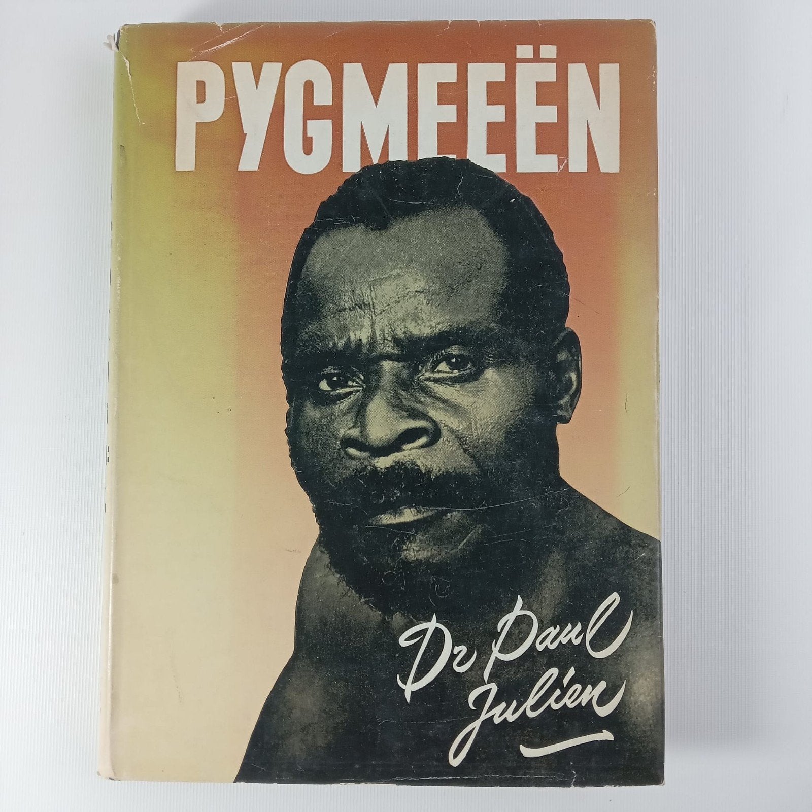Pygmeeën - Dr. Paul Julien (1948) - Afrikaanse volkenkunde, Ophalen of Verzenden, Gelezen, Dr. Paul Julien, Nederland