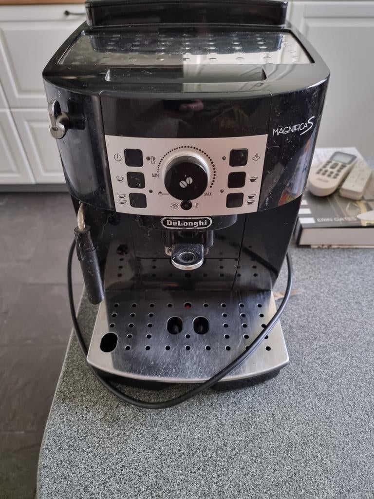 DeLonghi Magnifica S volautomatische koffiemachine, Witgoed en Apparatuur, Koffiezetapparaten, Gebruikt, 10 kopjes of meer, Koffiemachine