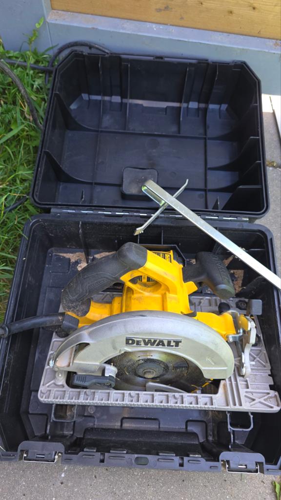 DeWalt DWE576 handcirkelzaag 1600W met geleiderail, Ophalen, 1200 watt of meer, Cirkelzaag, 30 tot 70 mm