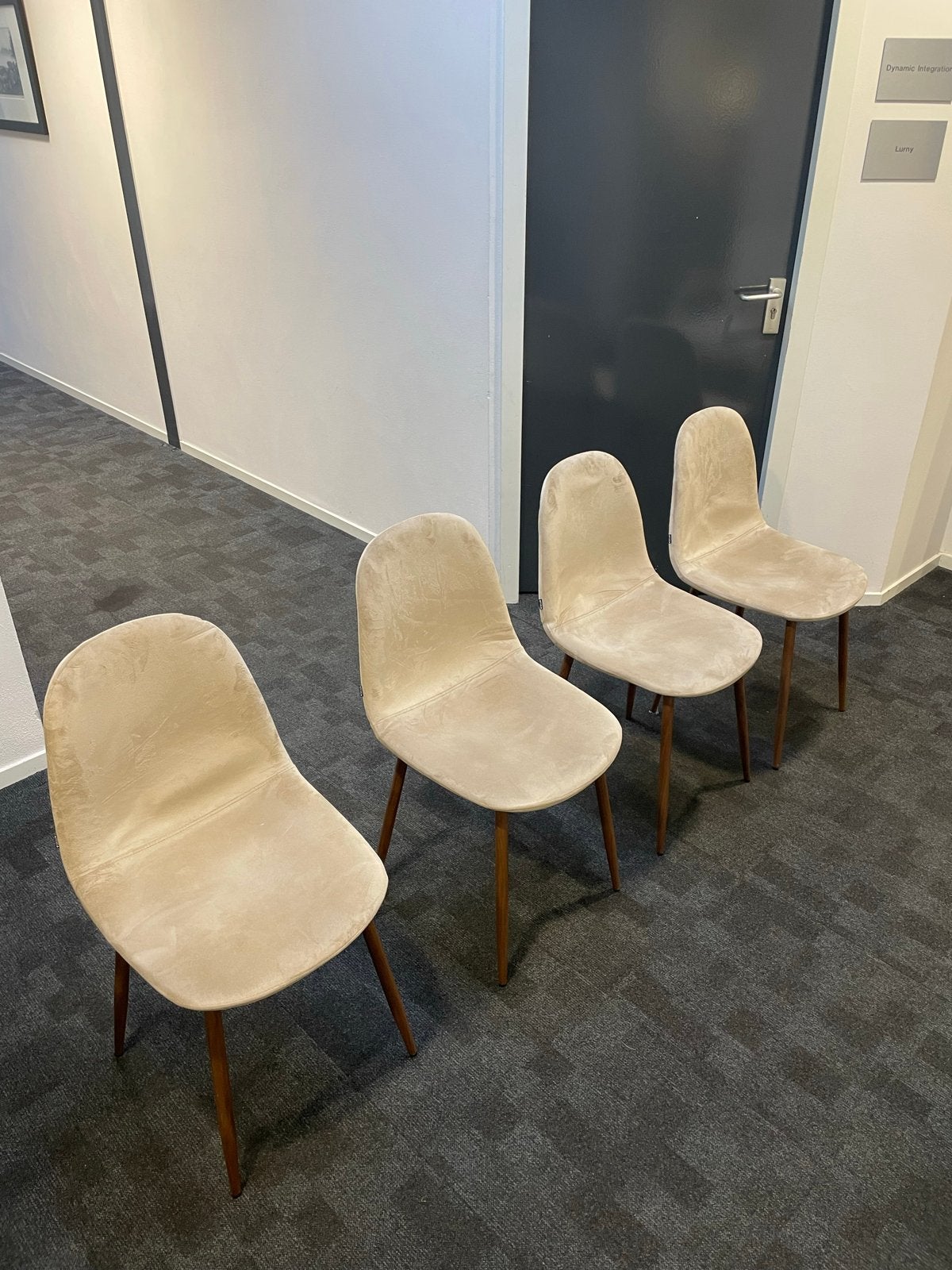 Set van 4 beige fluwelen eetkamerstoelen, Huis en Inrichting, Stoelen, Ophalen, Gebruikt, Overige kleuren, Vijf, Zes of meer stoelen