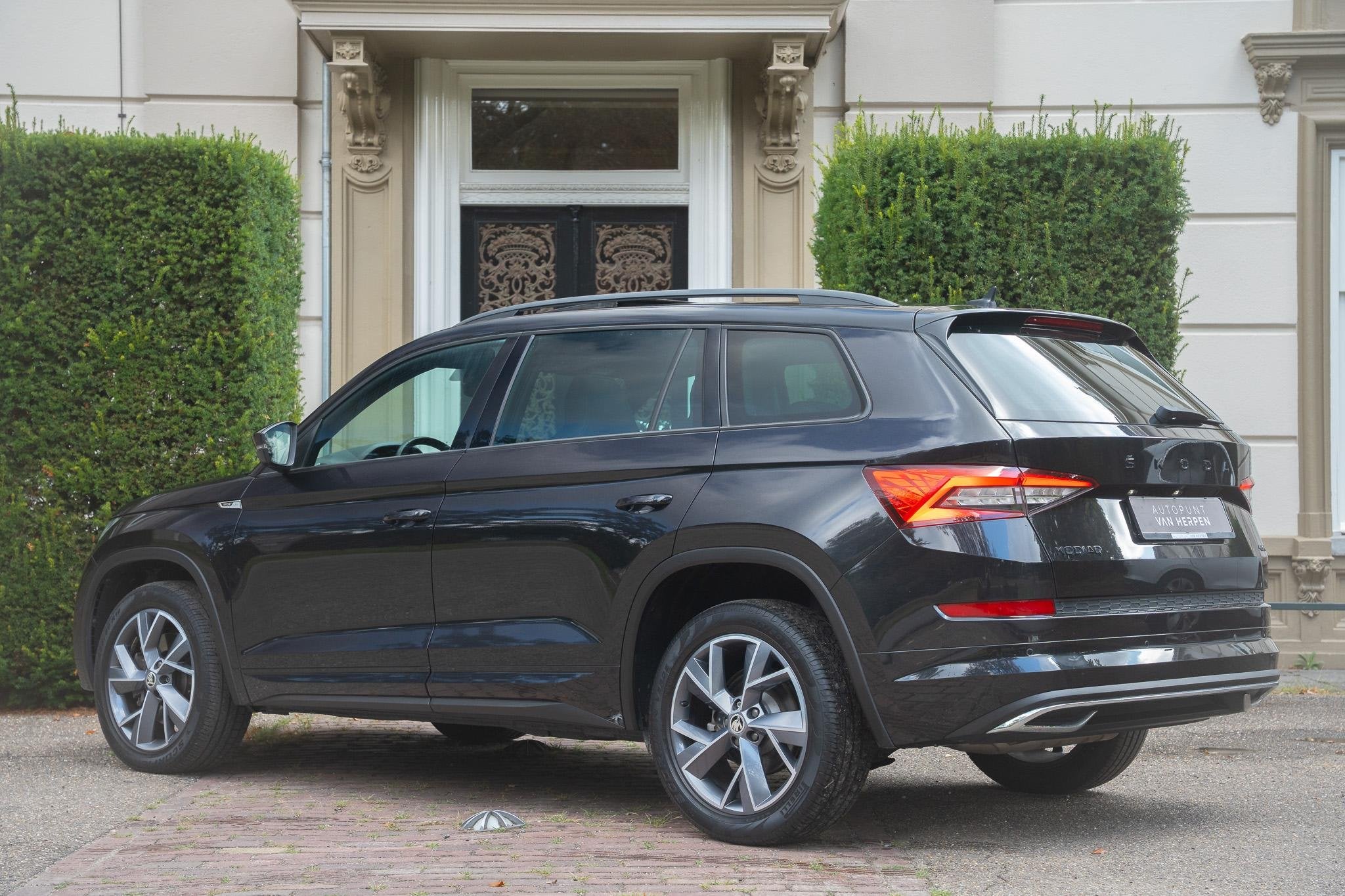 Skoda Kodiaq 2.0 TSI 4x4 Sportline Business PANO | KEYLESS |, Auto's, Automaat, Dealer onderhouden, 15 km/l, Gebruikt