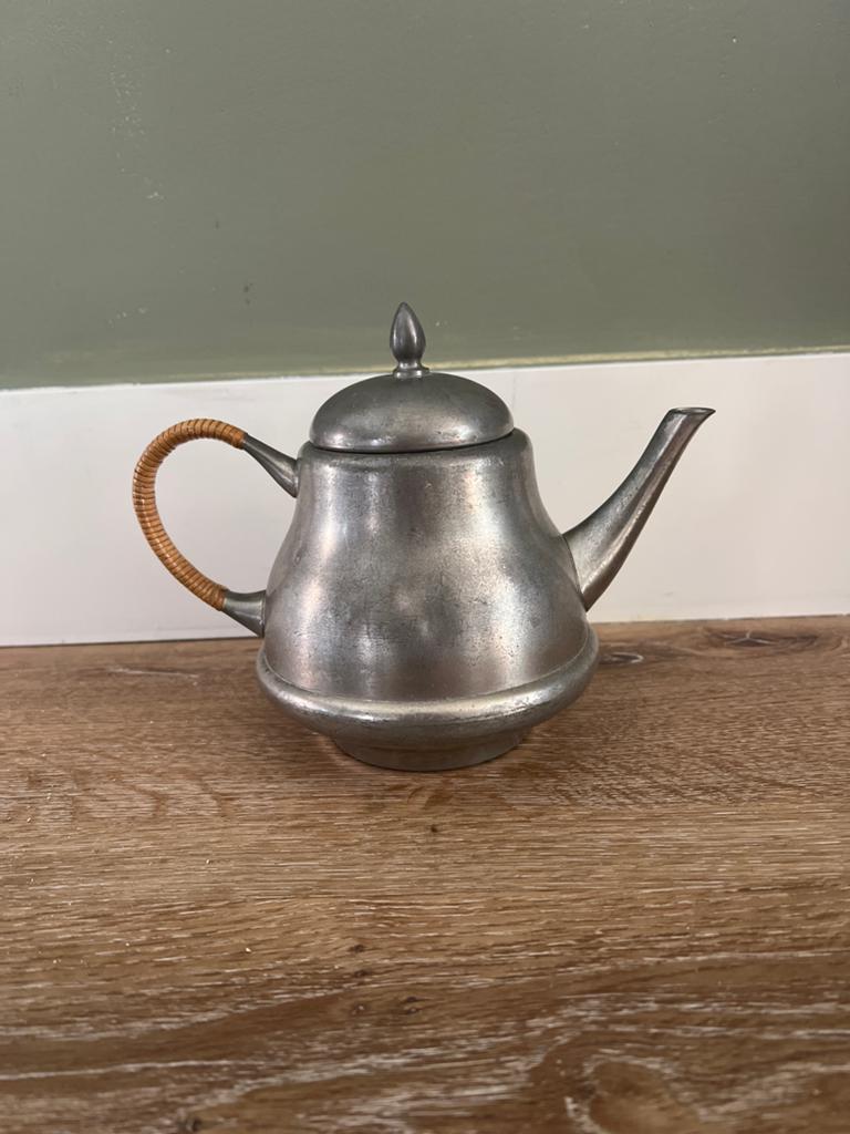Antieke tinnen theepot met rieten handvat, Ophalen