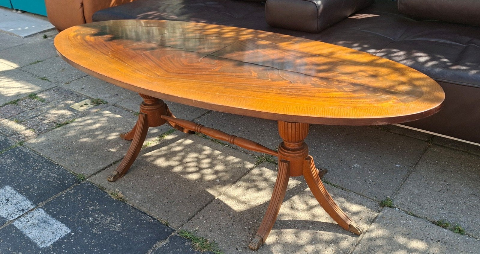 Ovale houten salontafel met sierlijke poten, Ophalen