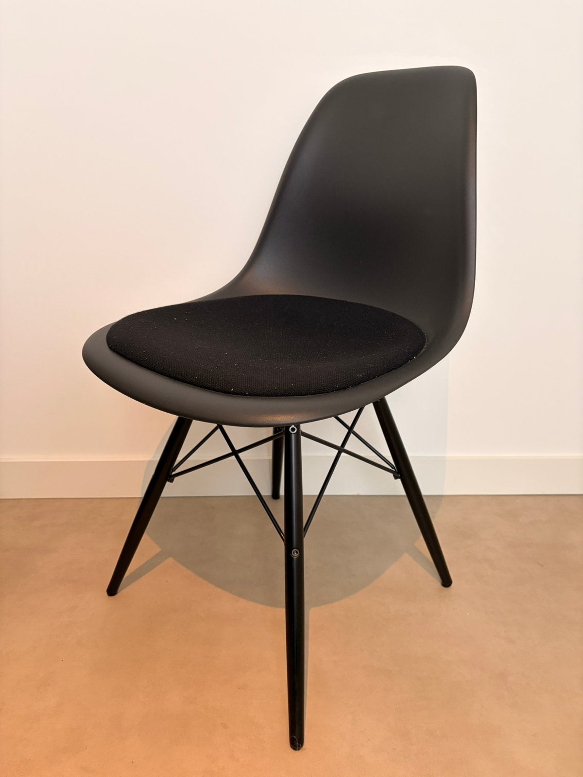 Vitra DSW zwart met zwart esdoorn onderstel, Ophalen of Verzenden, Zwart, Eén