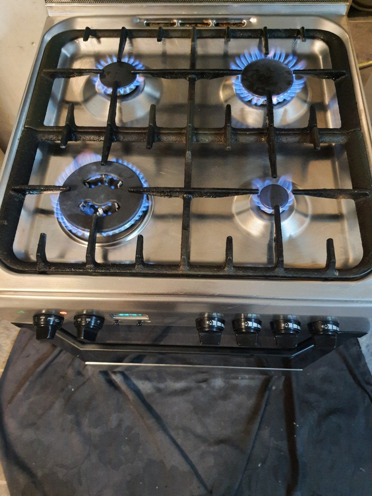 indesit gasfornuis met heteluchtoven werkt perfect, Witgoed en Apparatuur, Ophalen, Minder dan 85 cm, 4 kookzones, Zo goed als nieuw
