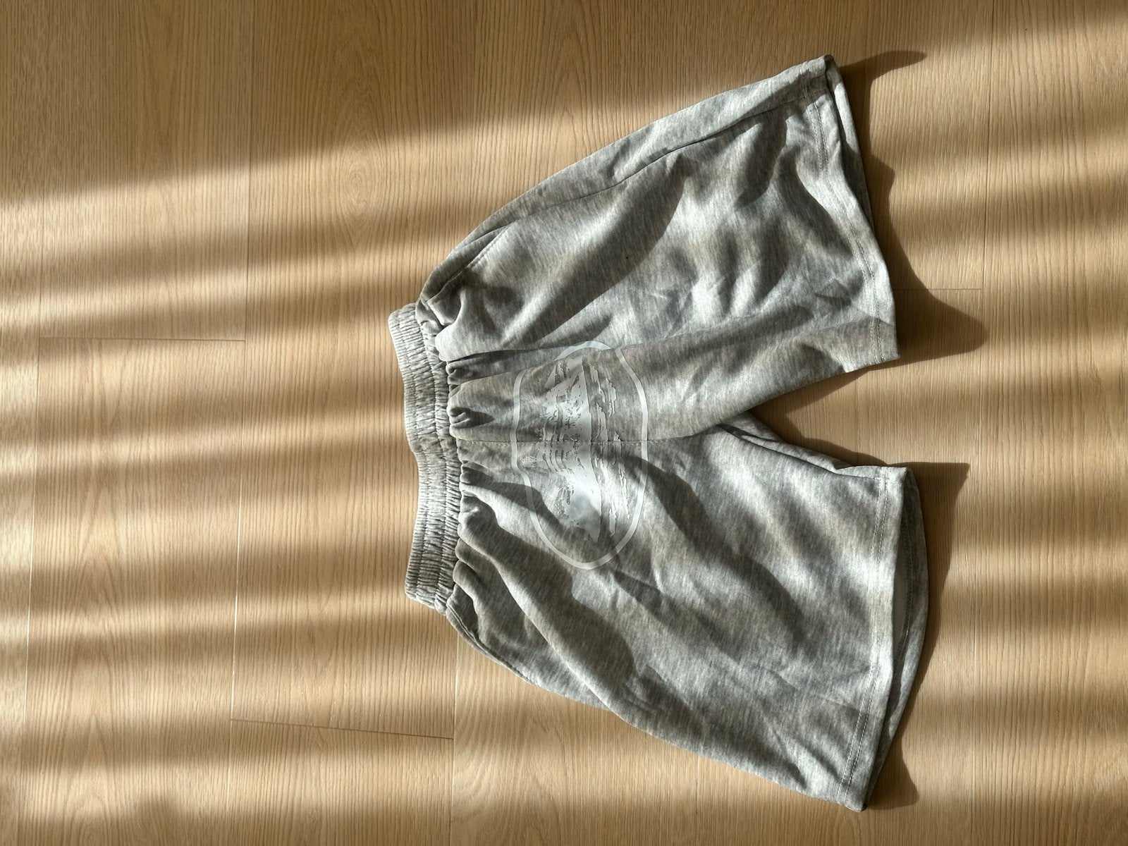 Grijze korte broek met logo - Maat M, Verzenden, Gedragen, Maat 48/50 (M), Grijs