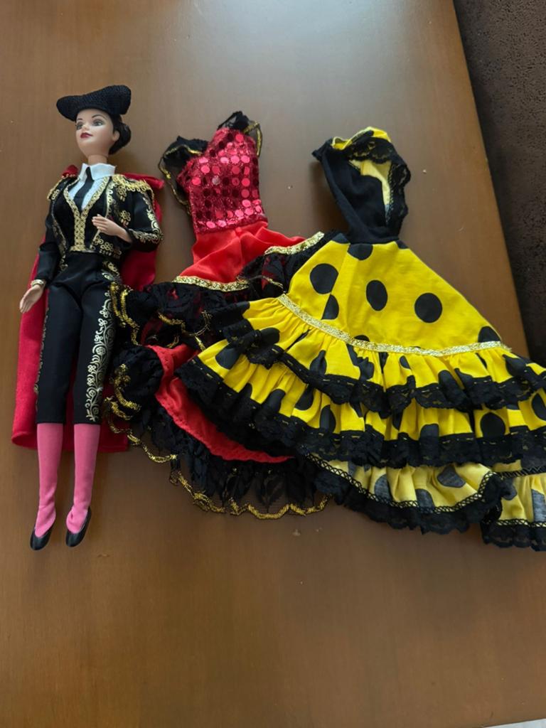 Barbie met Spaanse kleding en accessoires, Ophalen of Verzenden, Gebruikt, Barbie