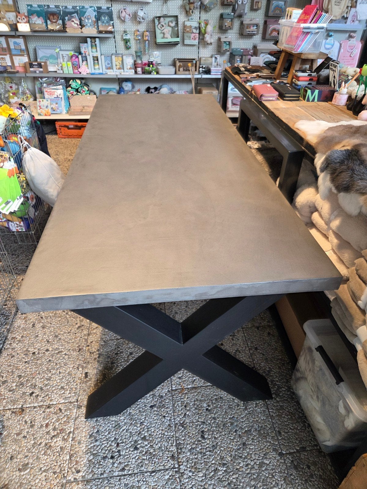 Robuuste eettafel met betonnen blad en X-onderstel, Industrieel, Modern, Vijf personen of meer, Metaal, Rechthoekig
