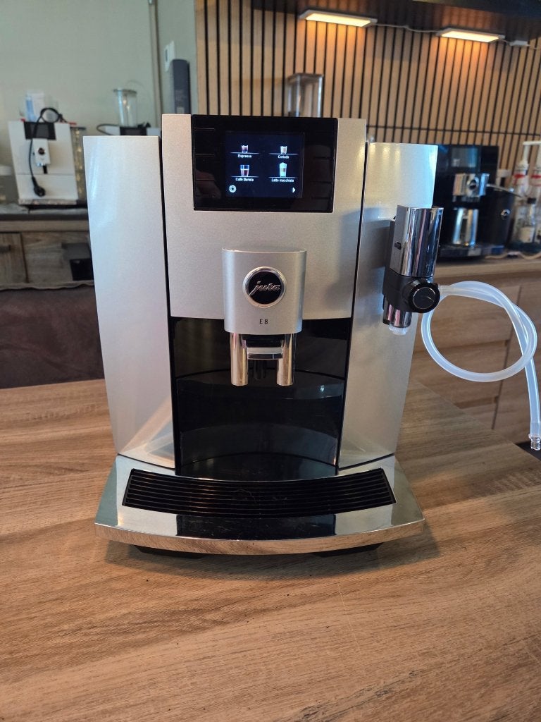 Jura E8 EB Moonlight Silver 2021. Nette staat, met garantie!