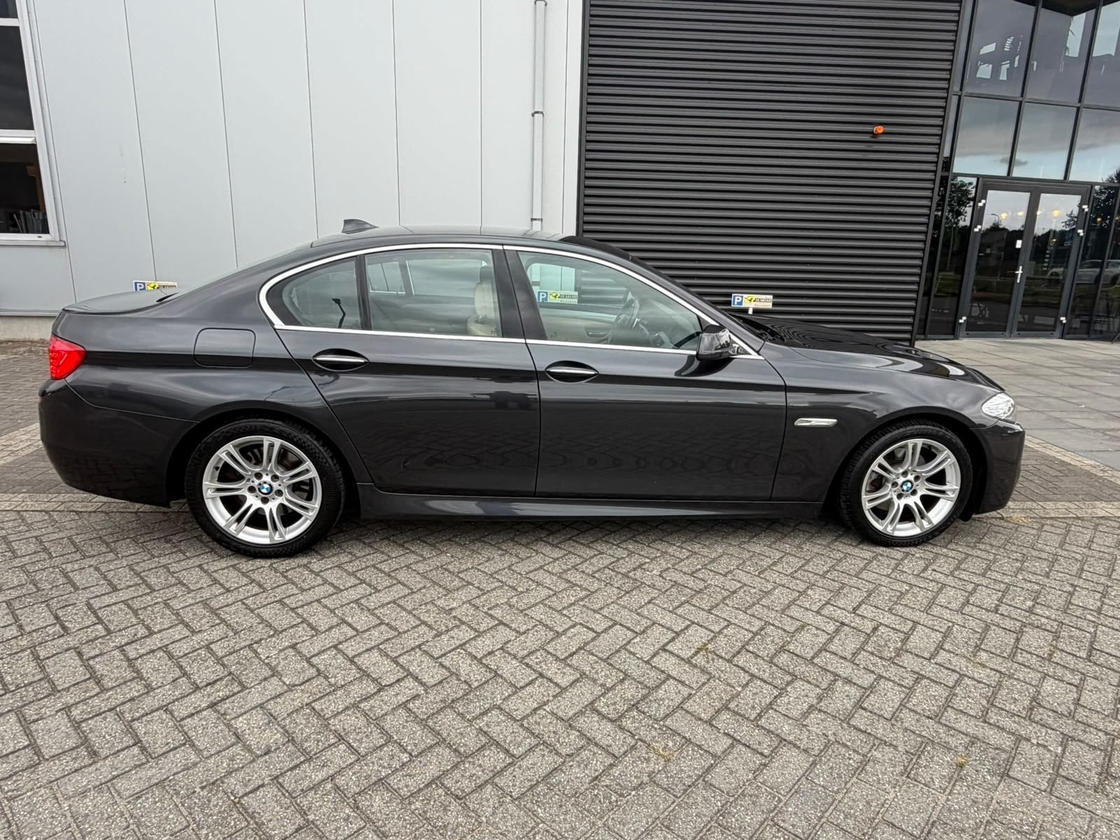 BMW 5-serie 520i High Executive Sport AUTOMAAT /M /Pakkat Le, Auto's, Automaat, Euro 5, Gebruikt, 4 cilinders
