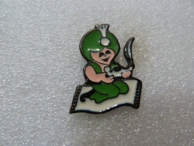 Vintage Pin: Geest uit de Fles op Vliegend Tapijt, Ophalen of Verzenden, Gebruikt, Figuurtje, Speldje of Pin