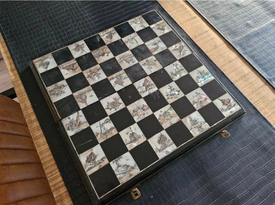 Antiek/Vintage Notenhouten Schaakbord met Parelmoer, Ophalen