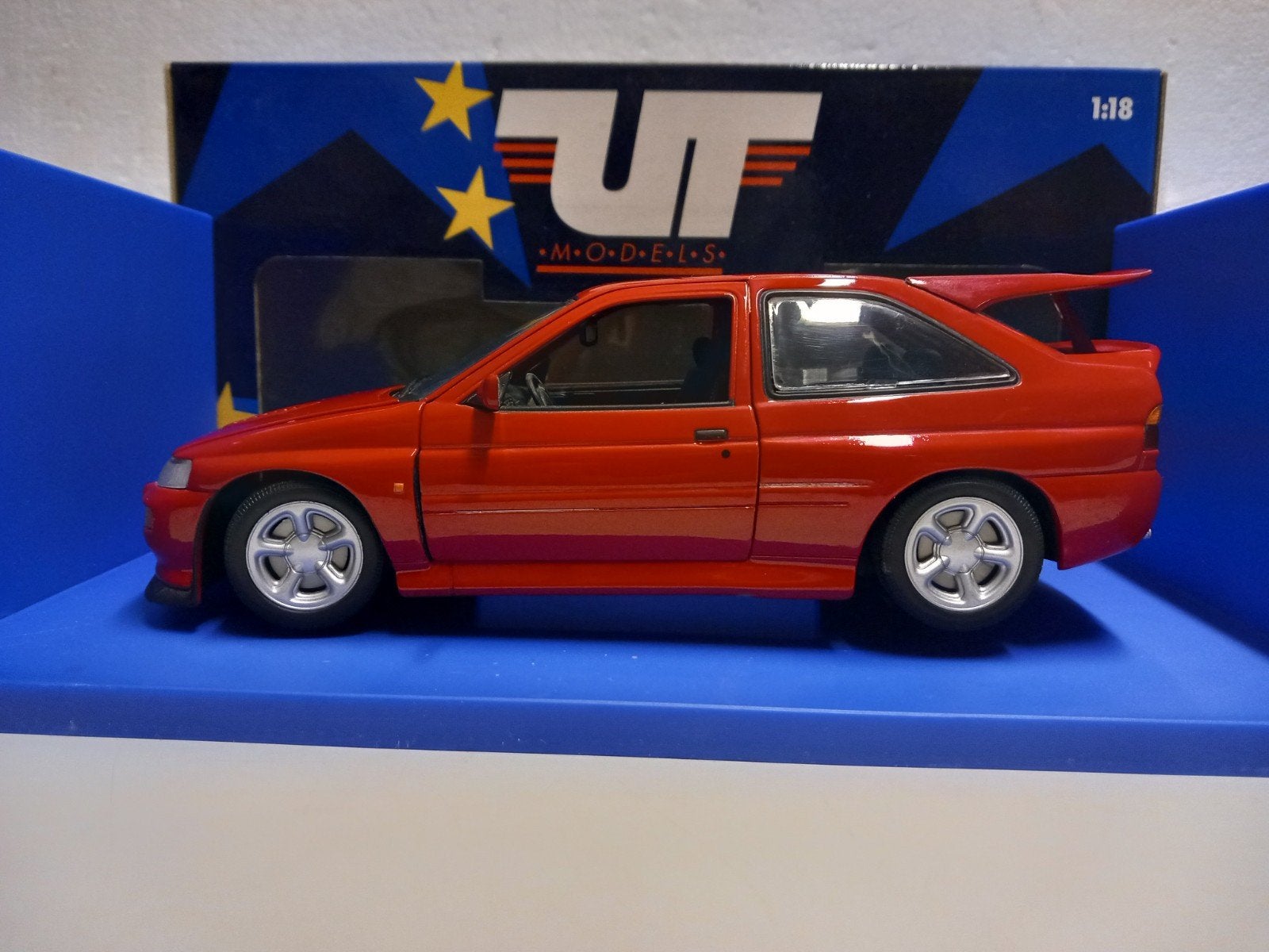 Ford Escort Cosworth rood UT Models metal 1:18 KRD, Ophalen of Verzenden, Zo goed als nieuw, Auto, UT Models