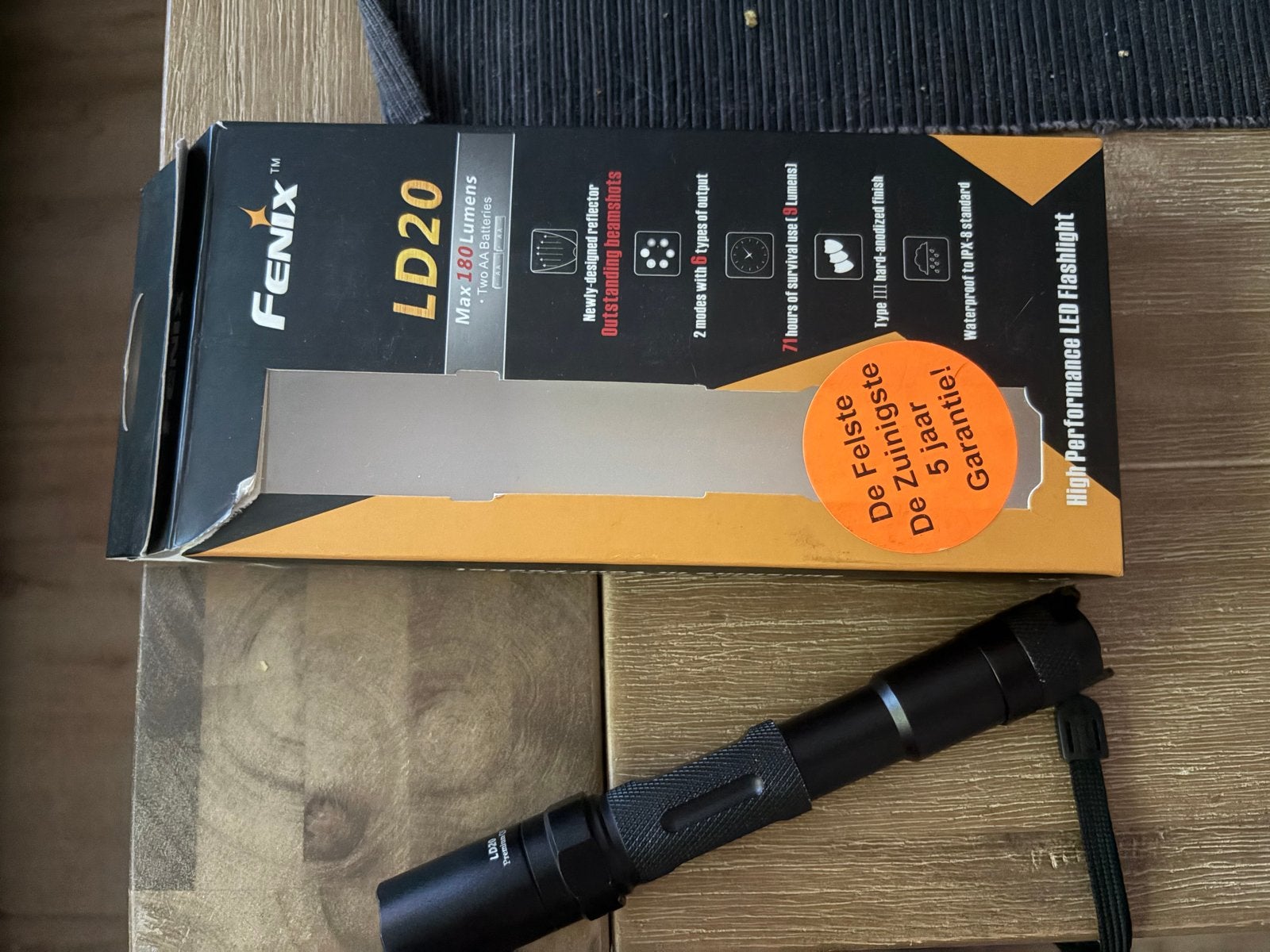 Fenix LD20 LED Zaklamp - Max 180 lumen, IPX-8 waterdicht, Caravans en Kamperen, Zaklampen, Ophalen of Verzenden, Gebruikt, Batterij