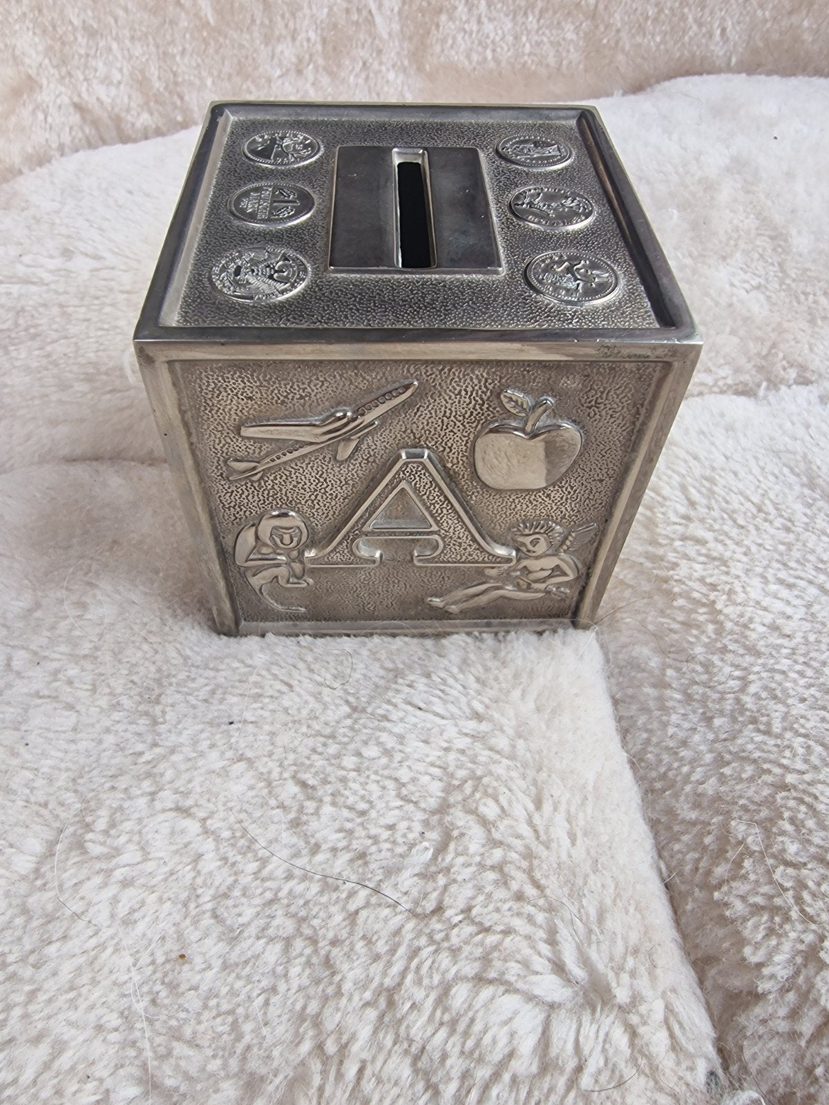 Vintage verzilverde Spaarpot met ABC-reliëf, Ophalen of Verzenden, Gebruikt, Metaal of Blik, Overige thema's