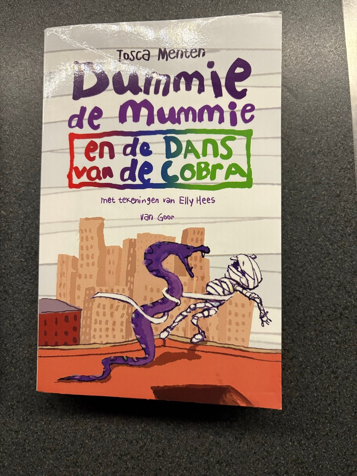 Dummie de Mummie en de Dans van de Cobra - Tosca Menten, Ophalen of Verzenden, Zo goed als nieuw, Fictie algemeen