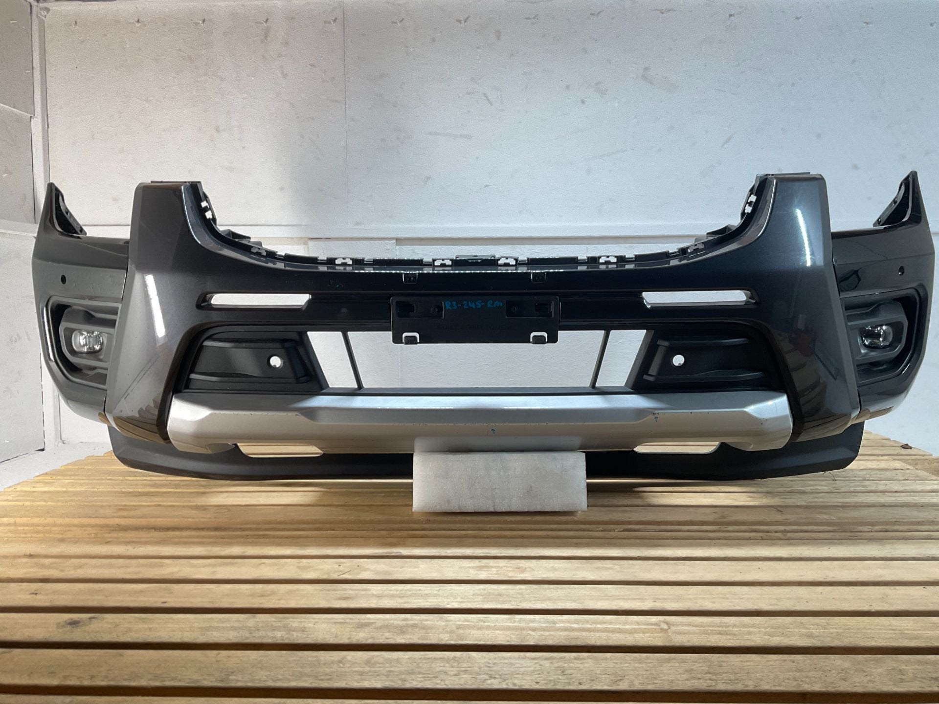 Bumper Ford Ranger IV MK4 24-26 N1WB-17C831-HAW Voorbumper R, Gebruikt, Voor, Info@ford.com, Ophalen of Verzenden