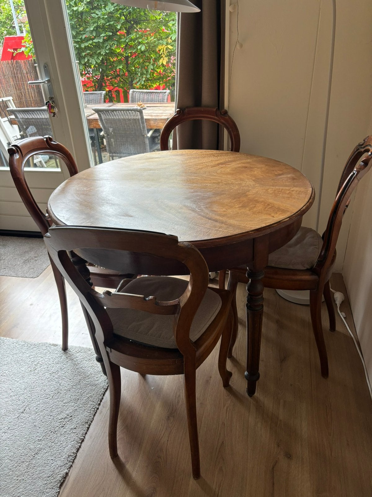 Antieke ronde houten eettafel met 4 stoelen en zitkussens, Huis en Inrichting, Ophalen, Gebruikt, 4 tot 6 stoelen