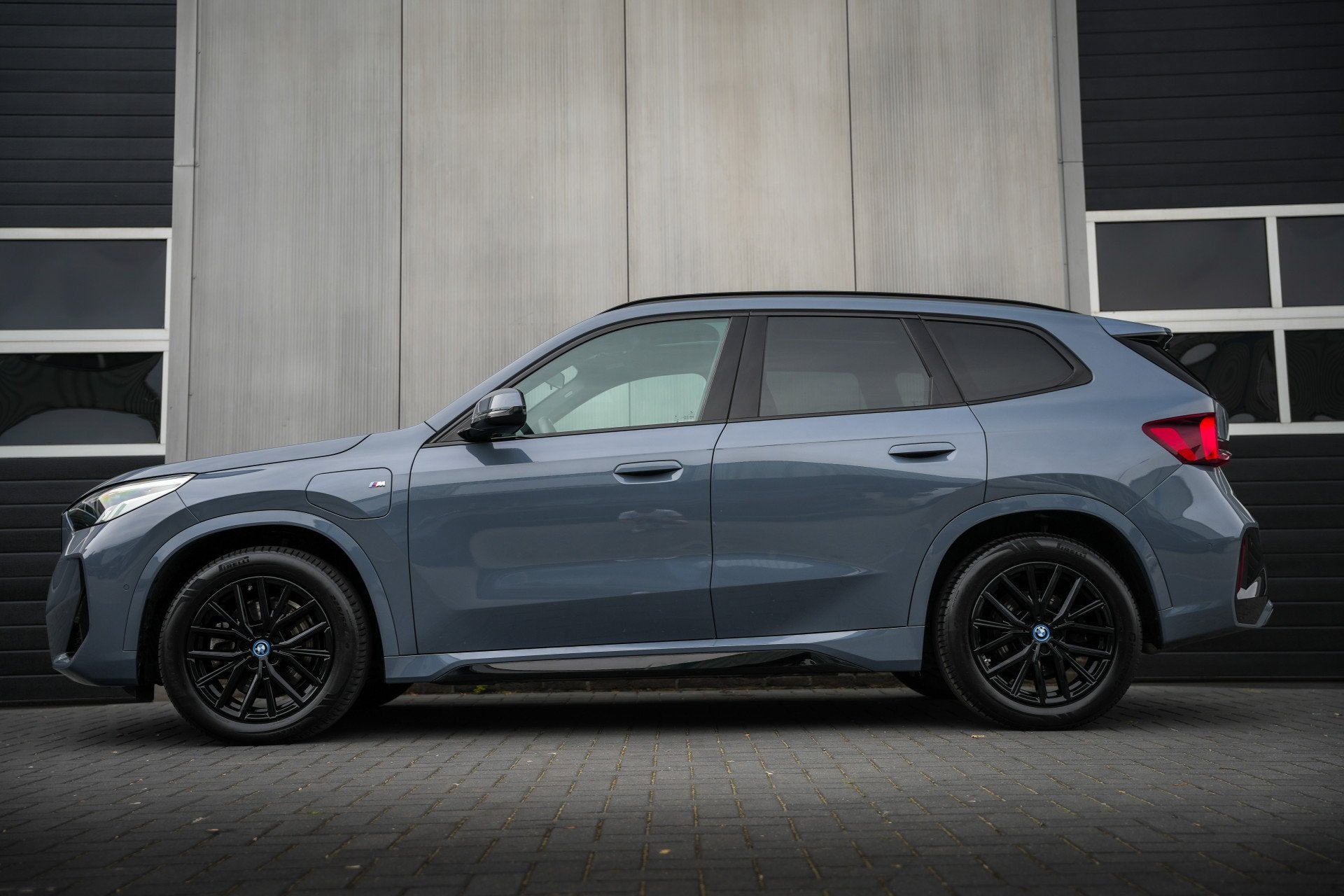 BMW X1 xDrive 25e 245 pk M-Sportpakket /Nieuw-Model/ BTW-Aut, Gebruikt, Zwart, Leder en Stof, Origineel Nederlands