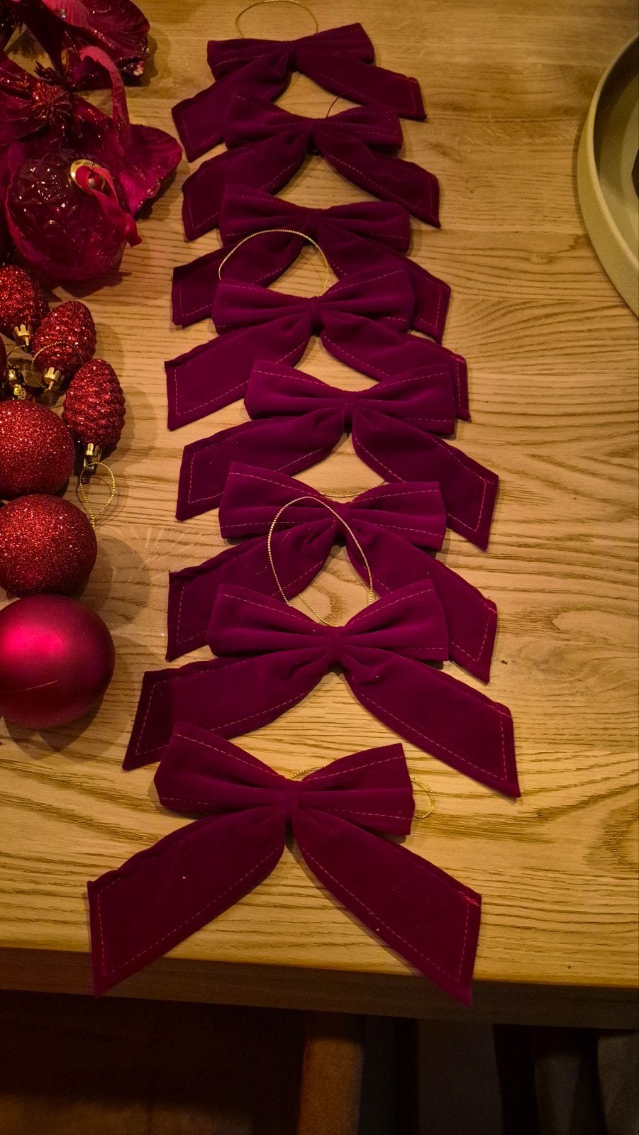 Te koop: rode kerstballen/-strikken, Ophalen, Zo goed als nieuw