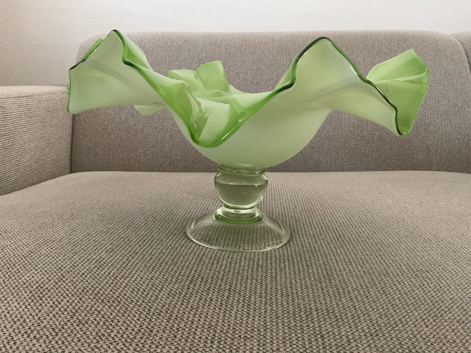 Decoratieve glazen schaal op voet - Groen/Wit, Ophalen of Verzenden