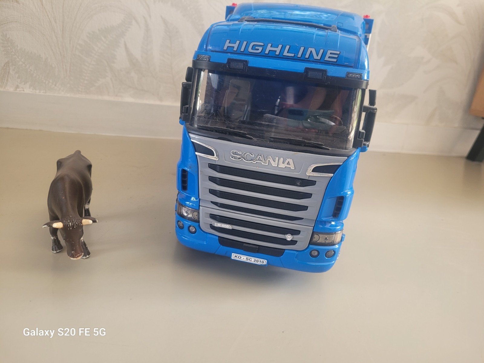 Bruder Scania R-serie veetransportwagen met koe, Ophalen of Verzenden, Gebruikt