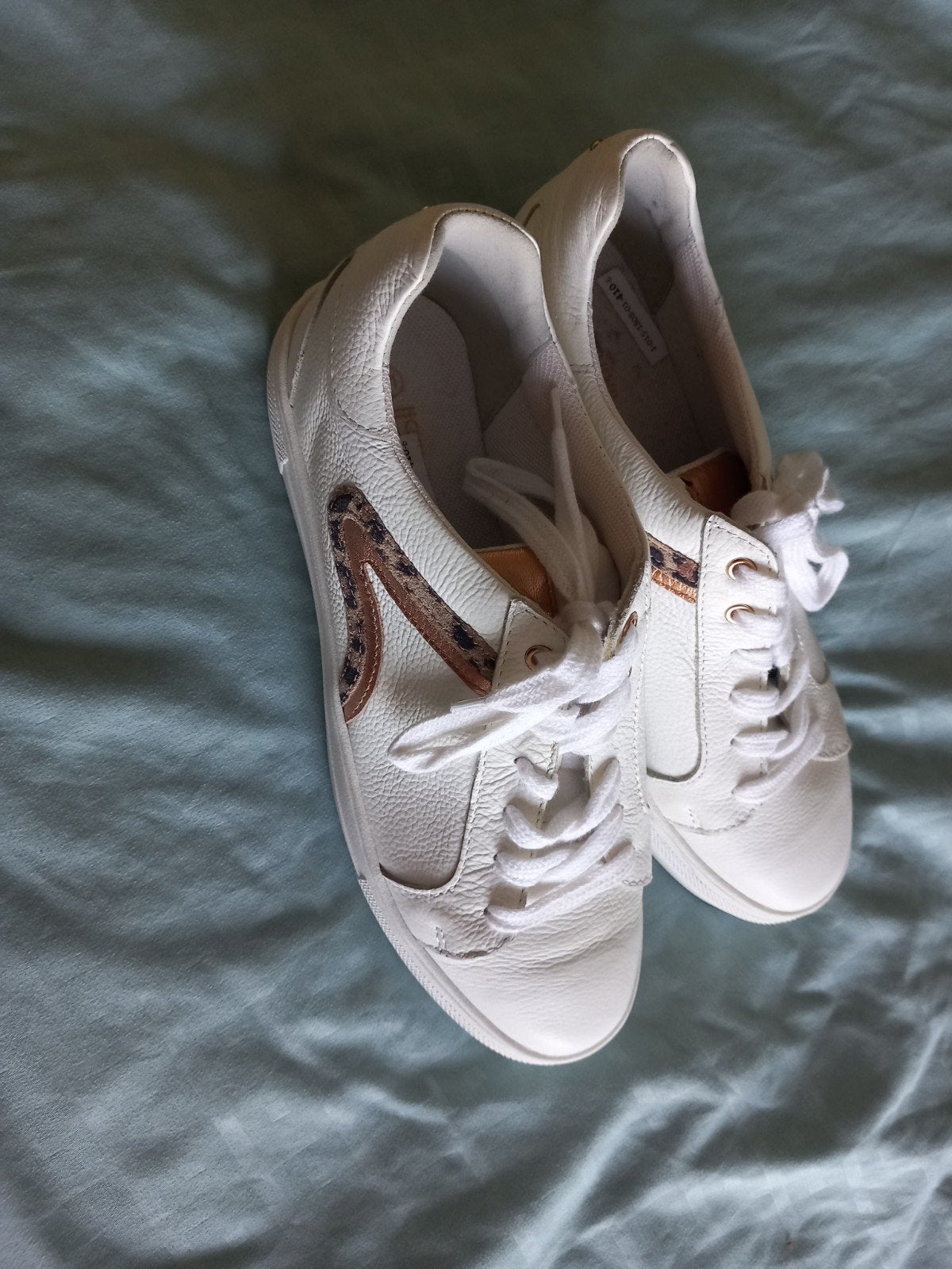 nieuwe Witte sneakers met panterprint - Maat 41 gratis, Ophalen of Verzenden, Nieuw, Wit, Sneakers of Gympen