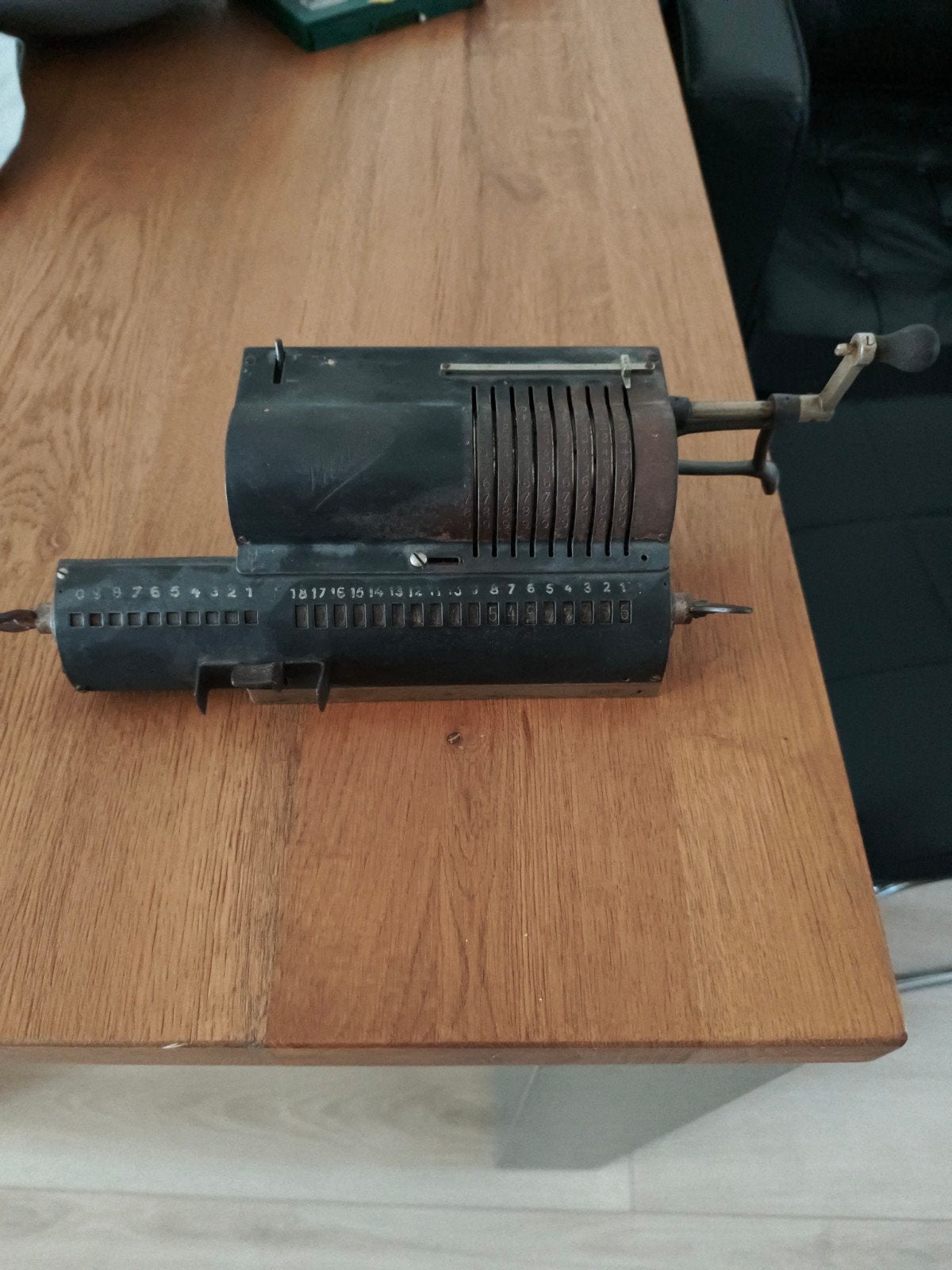 Antieke mechanische rekenmachine - Thales 1911, Ophalen