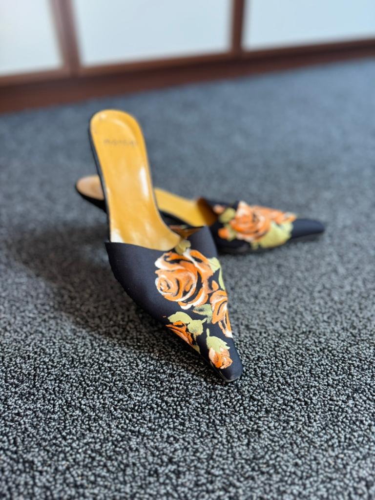 Zwart met oranje muiltjes slipper schoenen maat 36 Montiel, Zwart, Zo goed als nieuw, Sandalen of Muiltjes, Ophalen of Verzenden