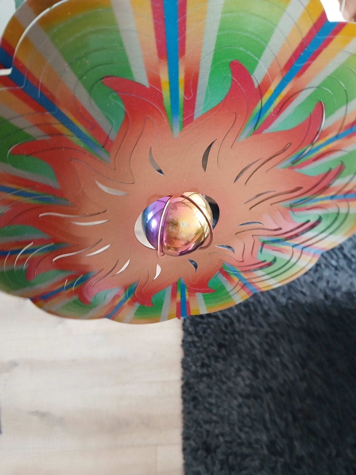 Kleurrijke metalen windspinner met glazen bol, Meerkleurig, Ophalen of Verzenden, Zo goed als nieuw, Metaal