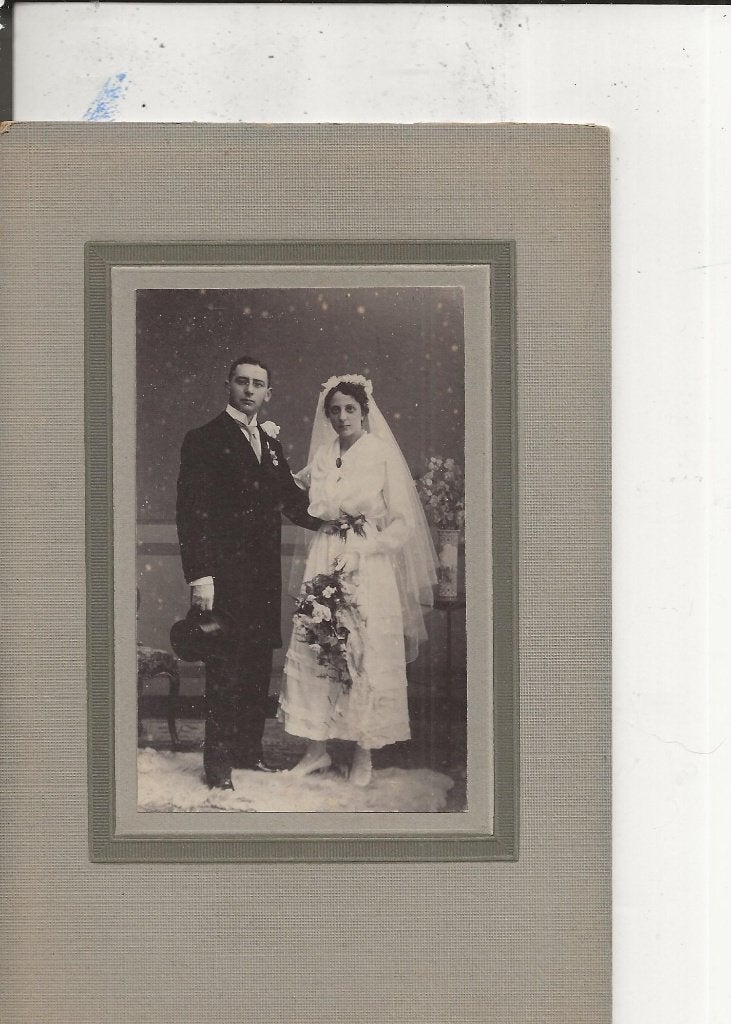Bruidspaar met bruidsbouquet en hoge hoed, Ophalen of Verzenden, Voor 1920, Ongelopen, Zuid-Holland