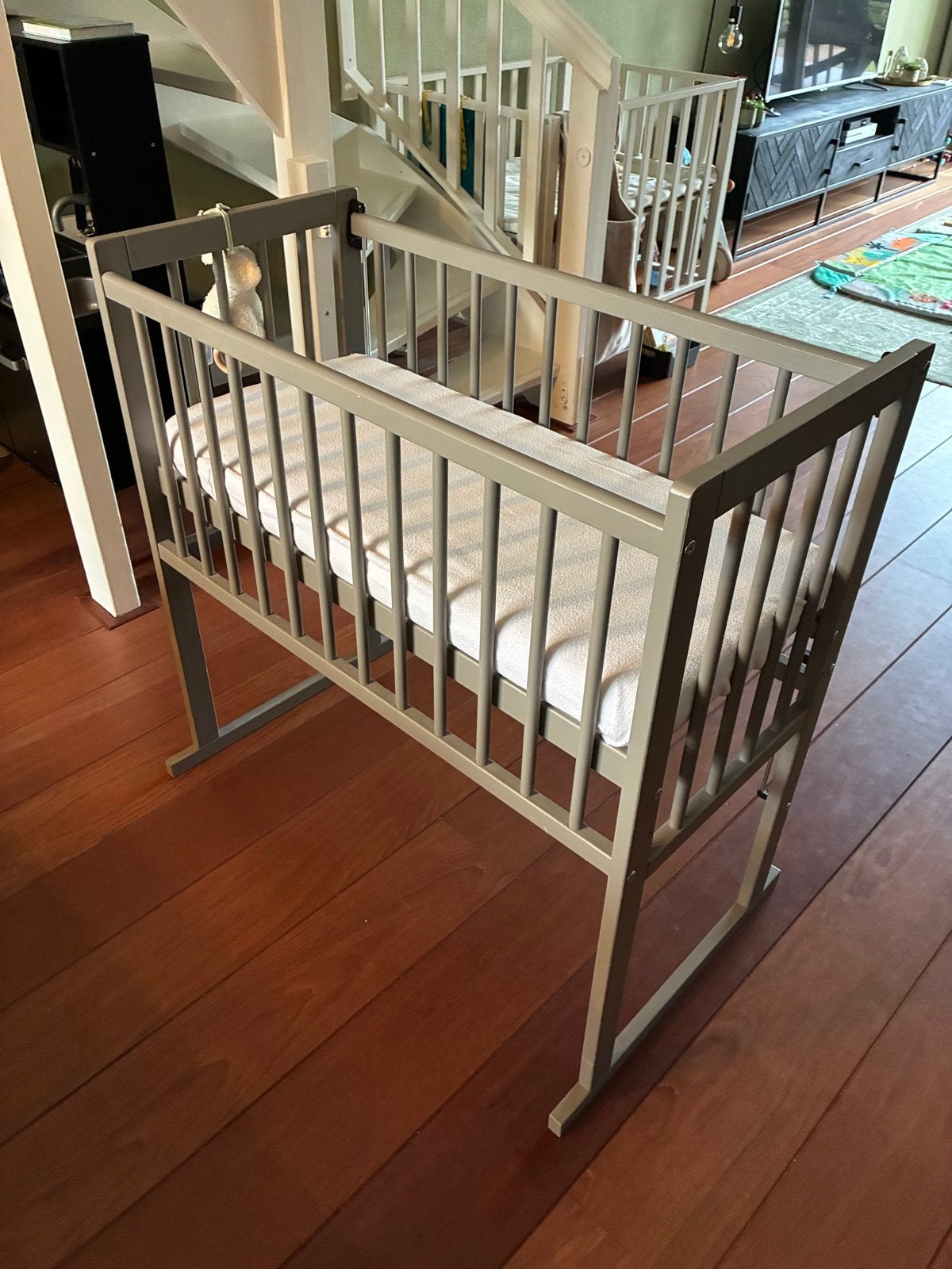 Ledikant grijs, goede staat, Kinderen en Baby's, Ophalen, Zo goed als nieuw, Ledikant