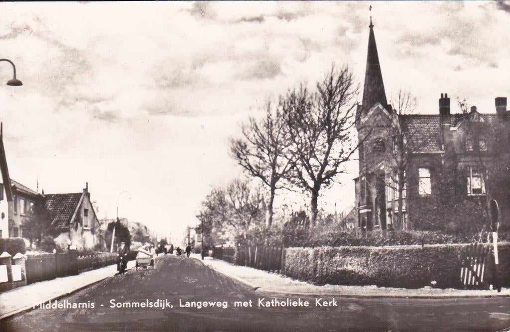 07357 Middelharnis Sommelsdijk - Langeweg met Kath. kerk, Verzamelen, Ansichtkaarten | Nederland, Verzenden, 1940 tot 1960, Ongelopen