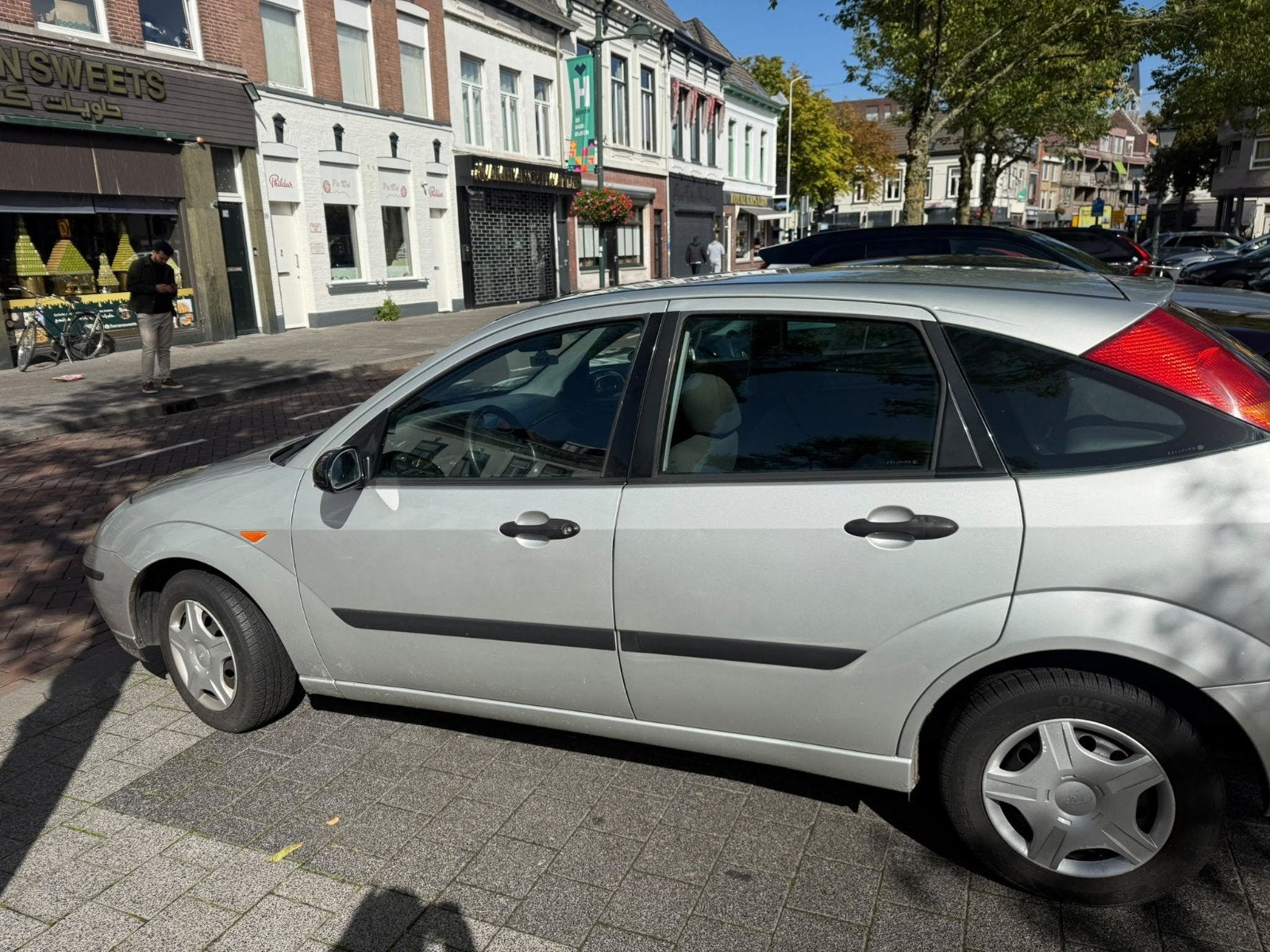 Ford Focus 1.4 I Ambiente 5D 2002 Grijs, Auto's, 74 pk, 49 €/maand, Origineel Nederlands, Handgeschakeld